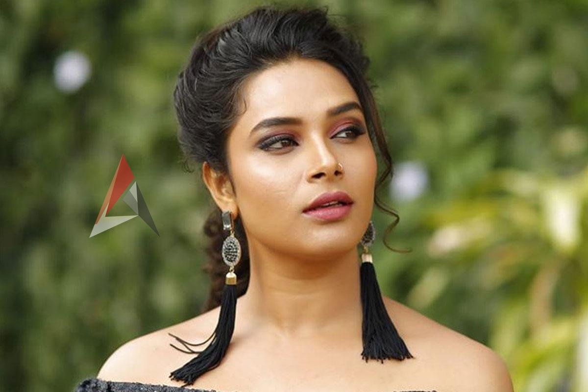 సినిమాలు లేవా? అంటూ పరువుదీసిన నెటిజన్.. హరితేజ కౌంటర్ అదుర్స్