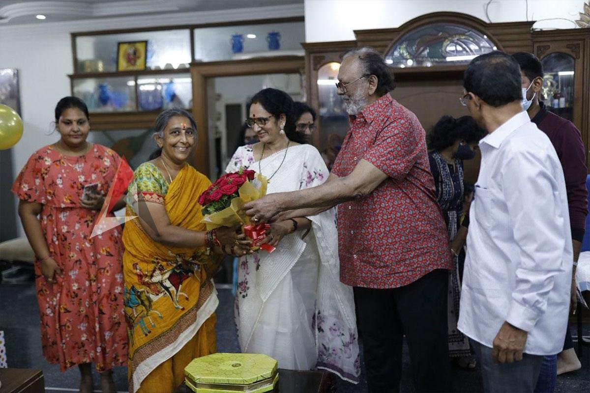 ఎంతైనా రాజులు రాజులే!.. పనిమనిషిని సత్కరించిన కృష్ణంరాజు
