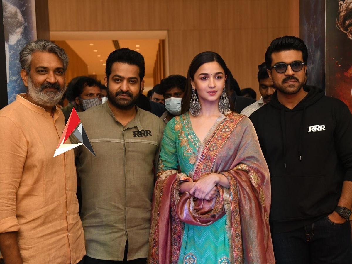RRR Movie : ముప్పై ఏళ్లు దాటాయ్.. పెళ్లిళ్లైనా ఆ పనులే.. చెర్రీ, తారక్ల పరువుతీసిన రాజమౌళి