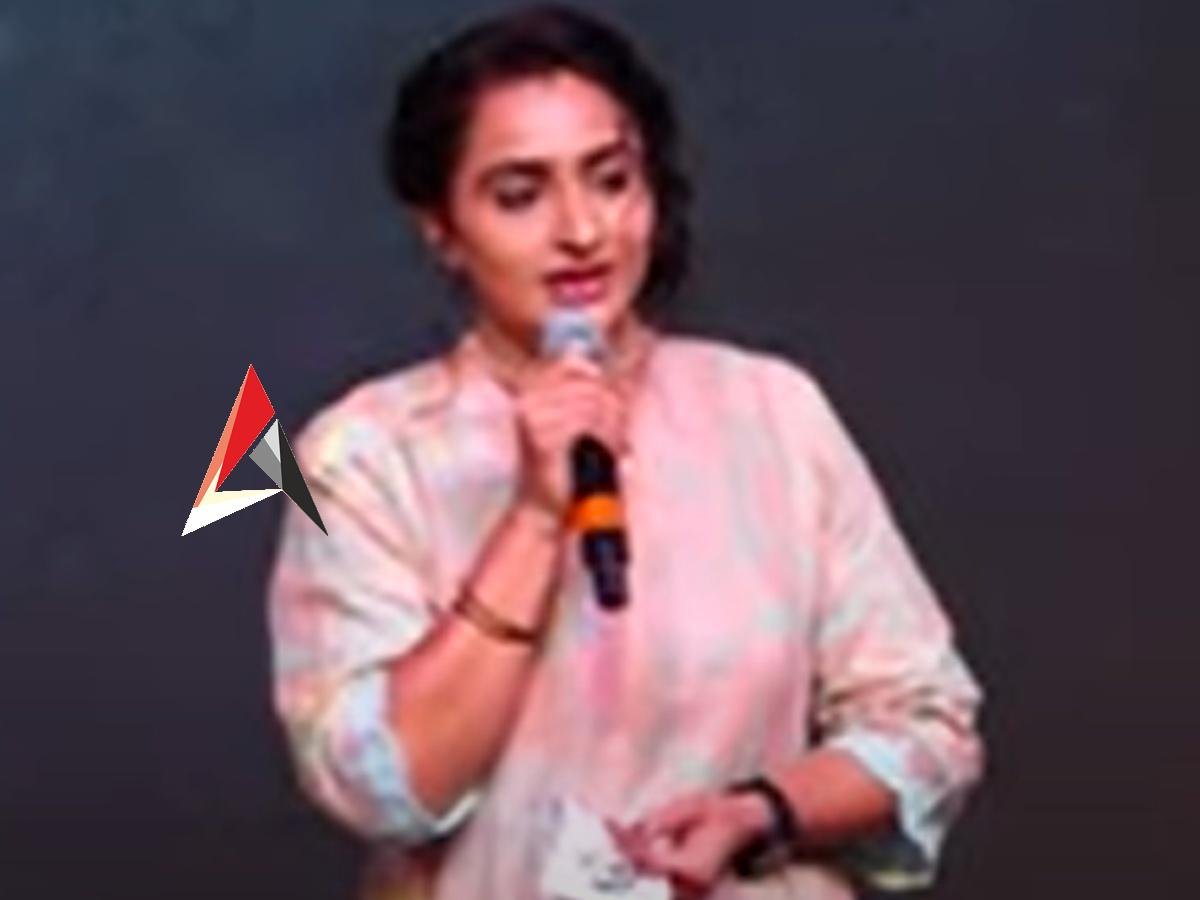 ‘హీరో’తో వెండితెరపైకి ఎంట్రీ.. స్టేజ్ మీద భయపడ్డ కార్తీక దీపం సౌందర్య