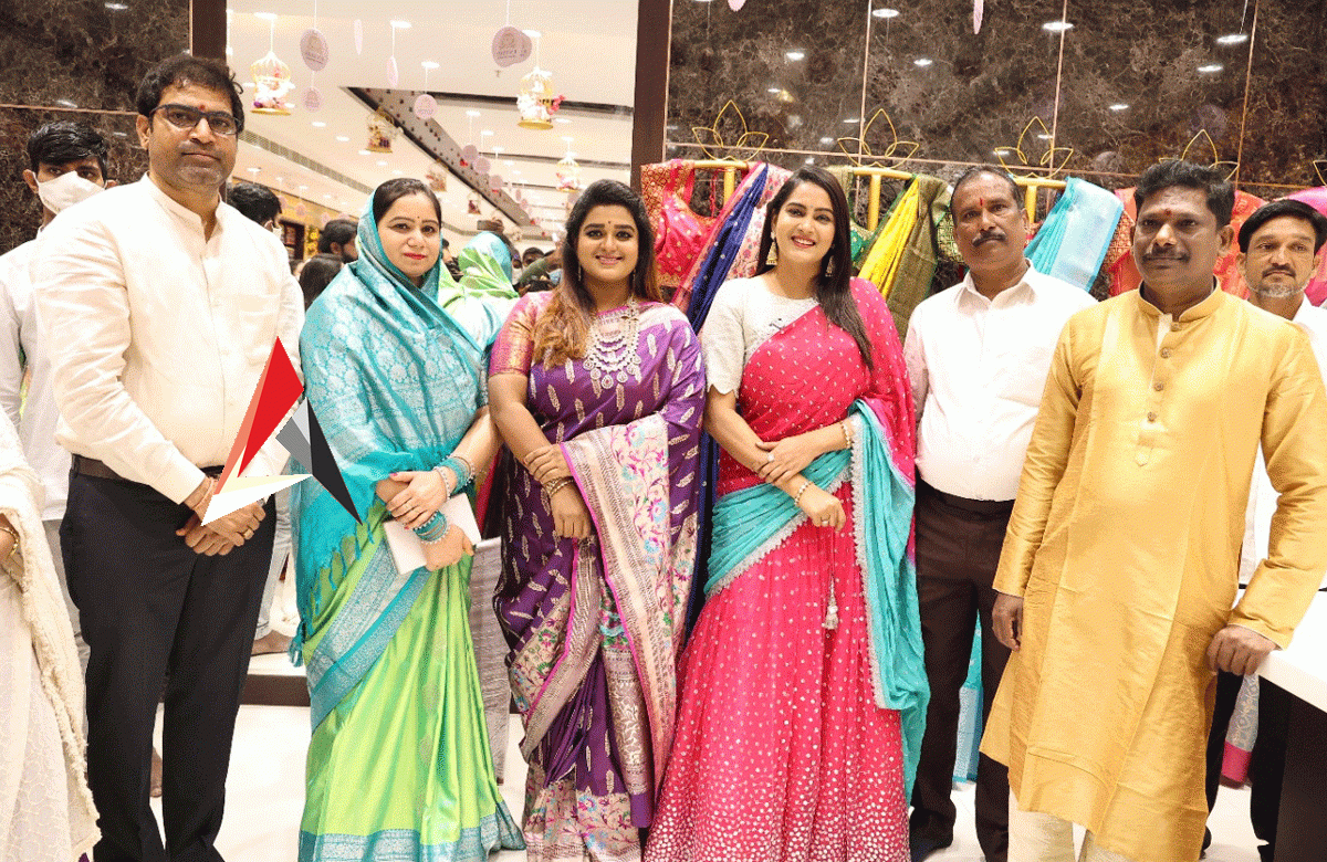 షాపింగ్ మాల్ ఓపెనింగ్లో హిమజ, శ్రీవాణి