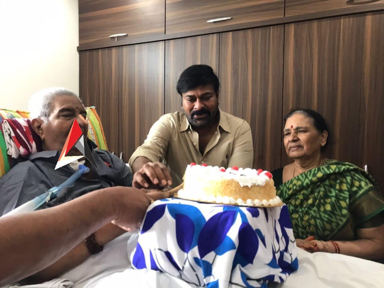 మెగాస్టార్ చిరంజీవి సమక్షంలో కైకాల జన్మదిన వేడుకలు హర్షం వ్యక్తం చేసిన కైకాల కుటుంబ సభ్యులు