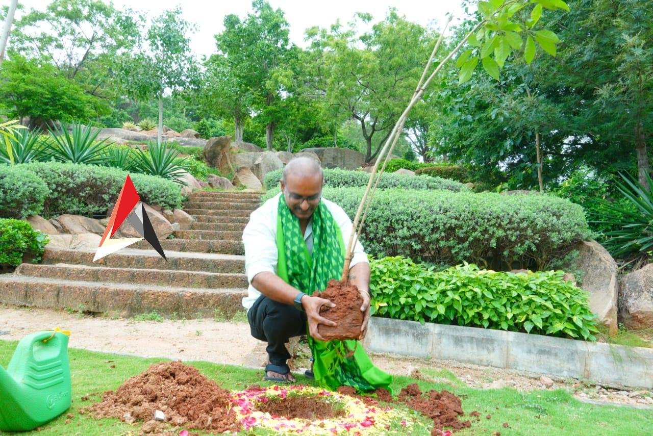 గ్రీన్ఇండియా చాలెంజ్ లో పాల్గొని మొక్కలు నాటిన ప్రముఖ సంగీత దర్శకుడు కళ్యాణ్ మాలిక్