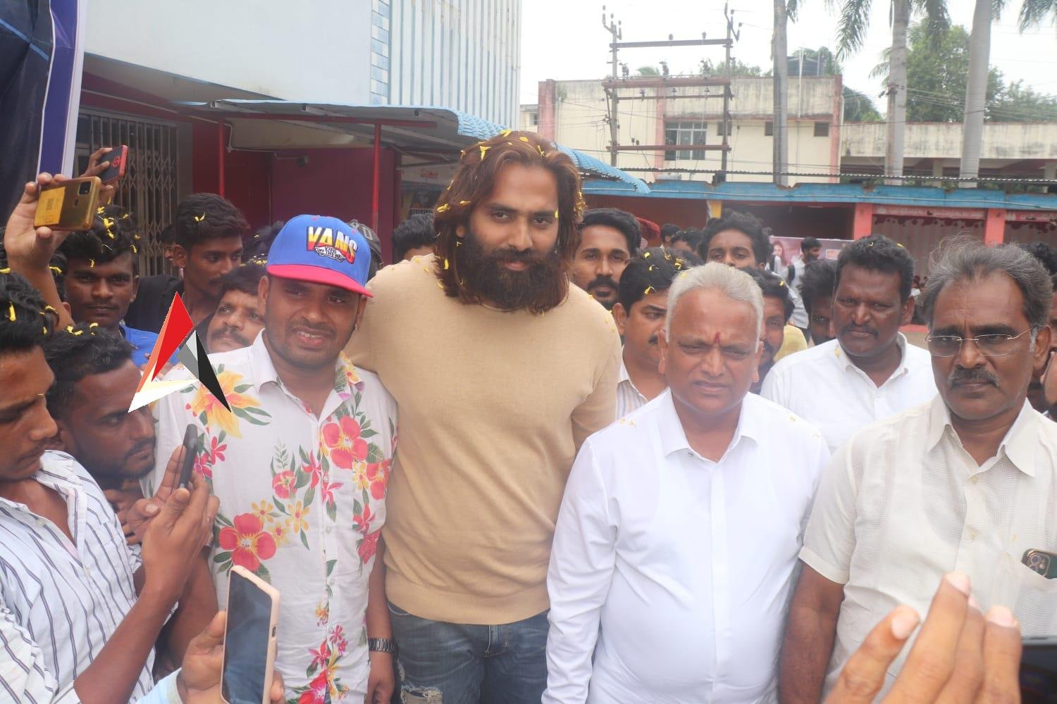 యానంలో జెట్టి చిత్రం హిరో సందడి