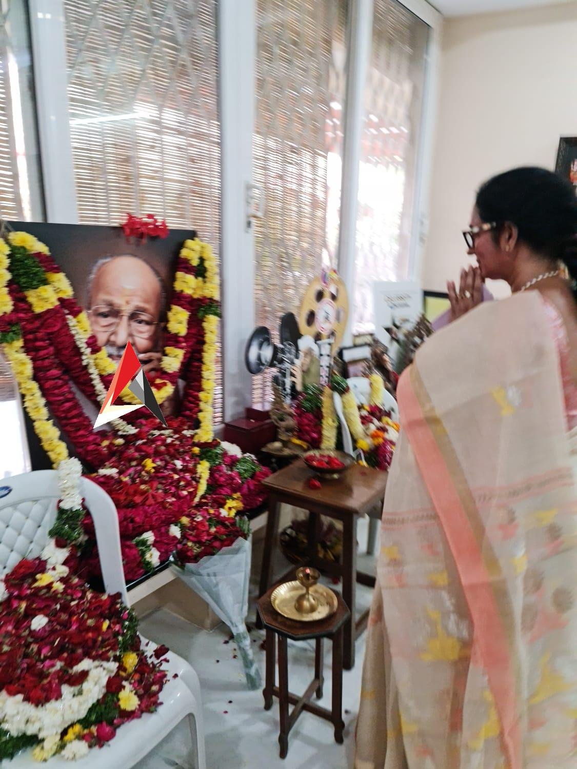 కళాతపస్వి కుటుంబ సభ్యులకు కృష్ణంరాజు సతీమణి పరామర్శ ఎమోషనల్ అవుతూ కన్నీరు