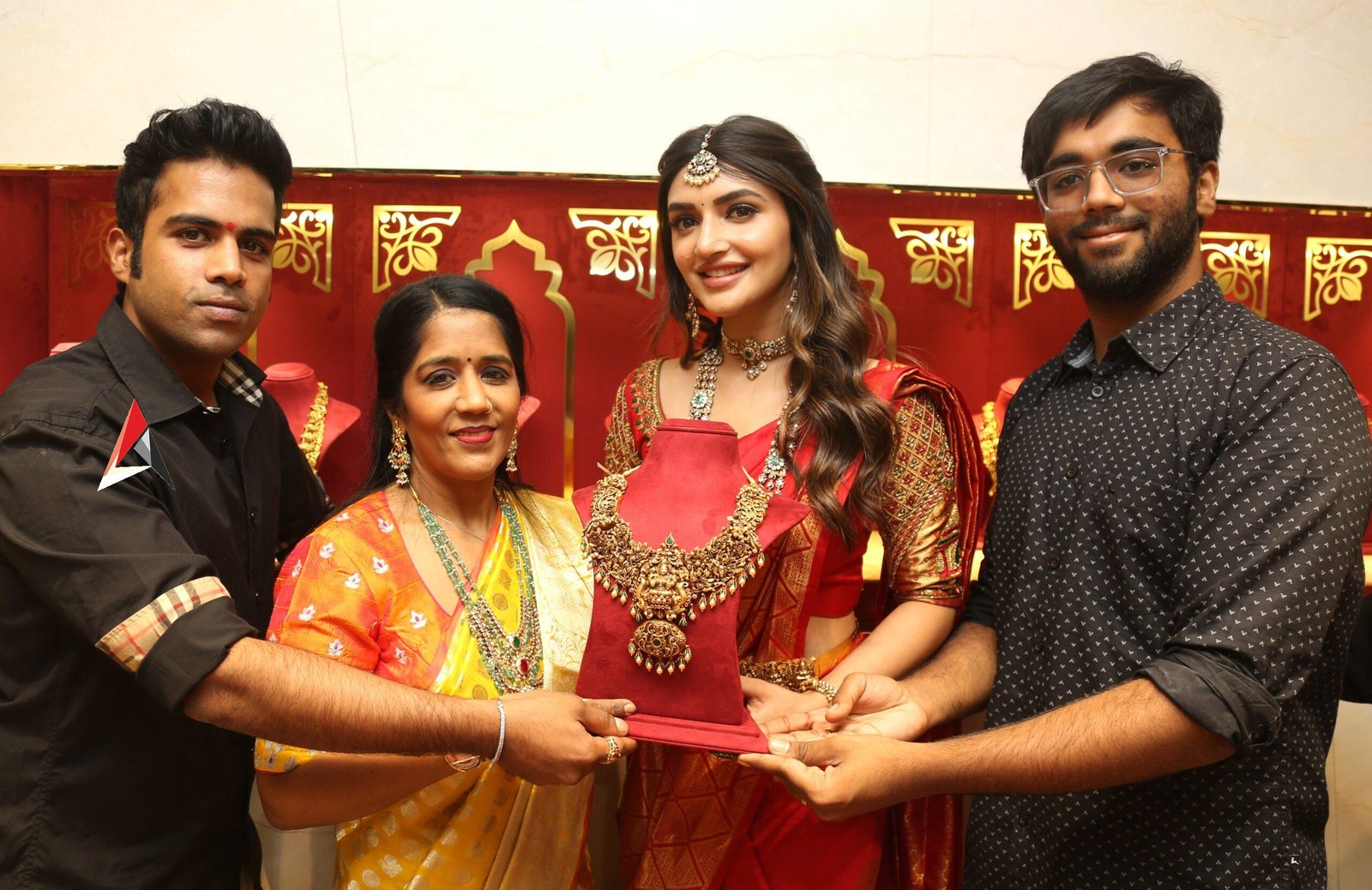 Sreeleela: సినీ నటి శ్రీలీల చేతుల మీదుగా సియమ్ఆర్ జ్యూయలరీ షోరూం ప్రారంభోత్సవం!!!