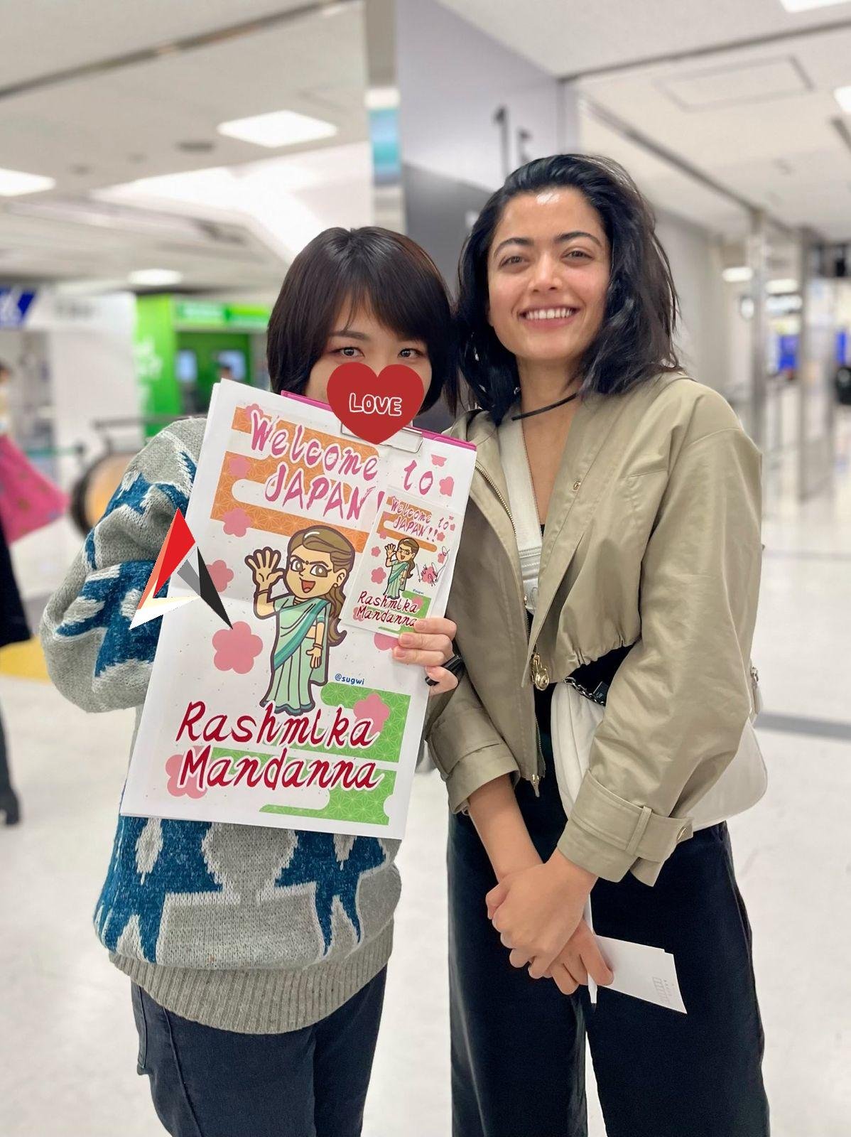 టోక్యో ఎయిర్ పోర్ట్ లో రశ్మికకు సర్ ప్రైజింగ్ వెల్కమ్ చెప్పిన జపాన్ ఫ్యాన్స్