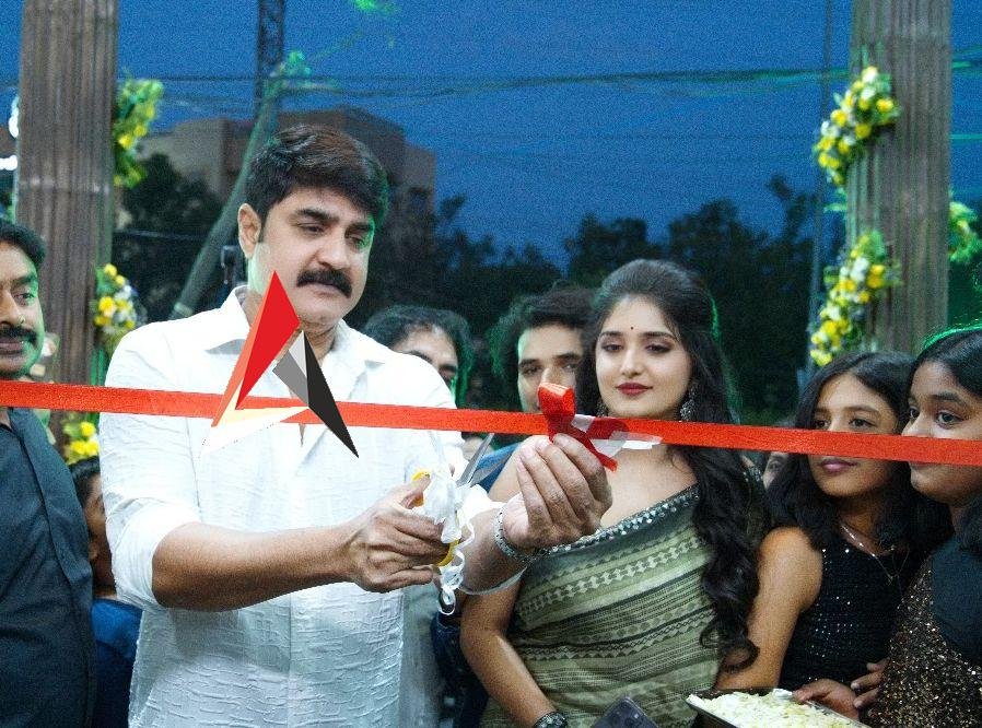 నల్లగండ్లలో బాబాయ్ హోటల్ను ప్రారంభించిన హీరో శ్రీకాంత్
