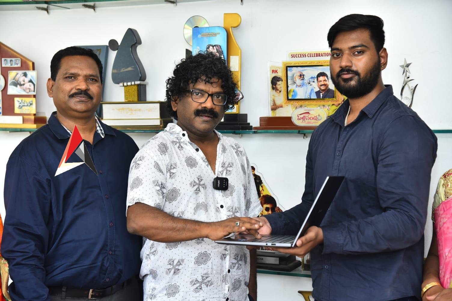 టైమ్స్ స్క్వేర్ మీద ‘బంగారు బొమ్మ’ సందడి.. చంద్రబోస్ మెచ్చిన పాట