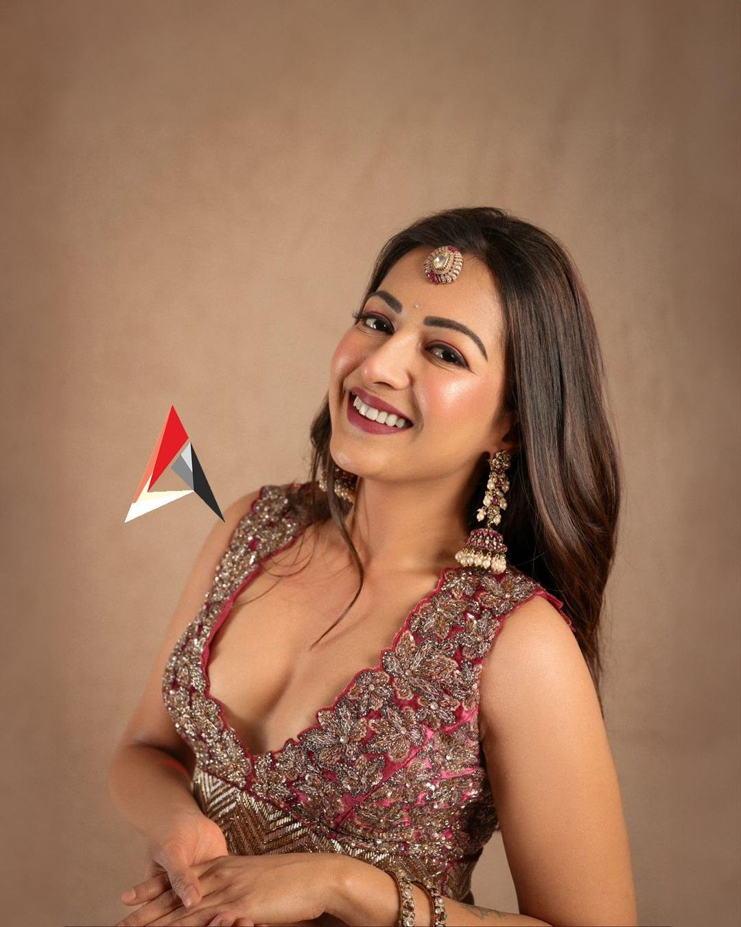 డైరెక్టర్ వీఎన్ ఆదిత్య, ఓ. ఎం. జీ ప్రొడక్షన్స్ మూవీ నుంచి బ్యూటిఫుల్ హీరోయిన్ కేథరీన్ ట్రెసా బర్త్ డే స్పెషల్ పోస్టర్ రిలీజ్